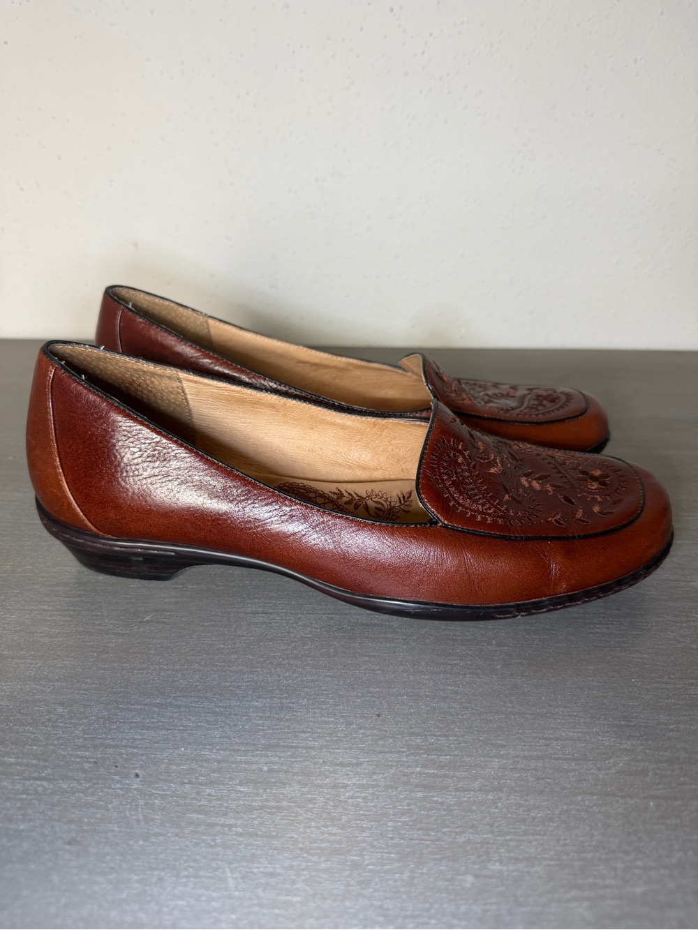 Women’s Sofft Leather Napoli Loafers Grown Leather Shoes Embossed 10M - Picture 2 of 10
